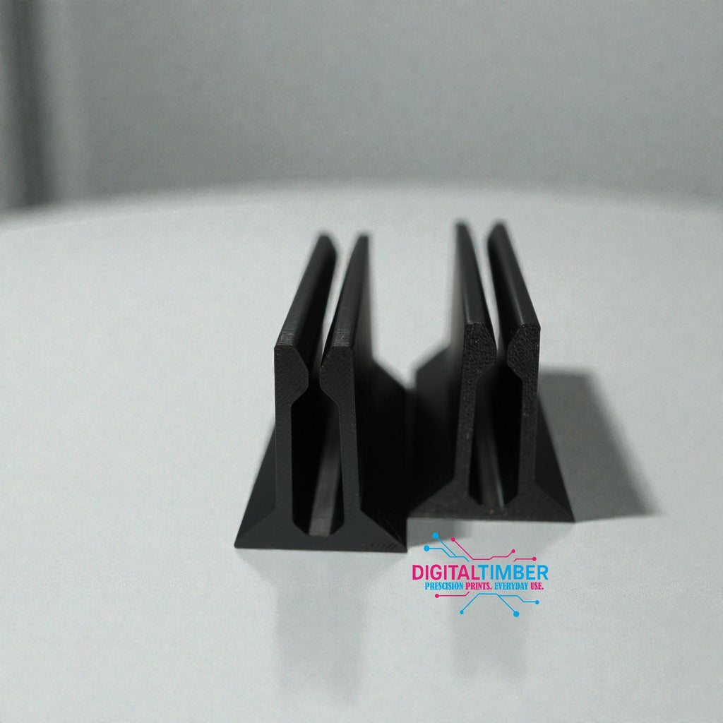 Anti-glue clamp cover protecting a clamp bar